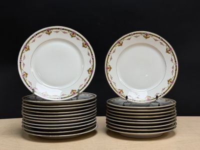 plusieurs assiettes empilées sur une table