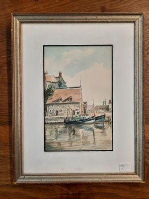 aquarelle encadrée représentant un bateau dans un port, avec une maison en arrière-plan