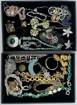 de nombreux types de bijoux dans un coffret noir