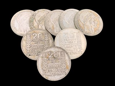 plusieurs types différents de pièces d'argent sur fond noir