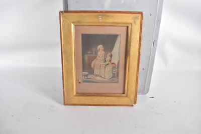 une photo d'une petite fille assise sur une chaise
