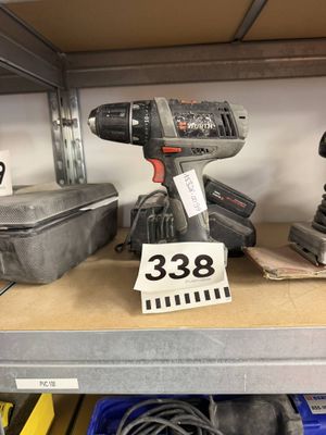 certains outils sont posés sur une étagère dans un magasin, avec une étiquette de prix