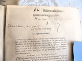 un vieux livre écrit posé sur une table