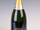 l'image d'une bouteille de champagne posée sur une table