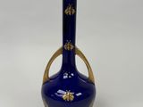 une image représentant un vase bleu orné d'un motif doré