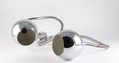 une paire de lunettes en métal argenté avec des verres noirs sur fond blanc