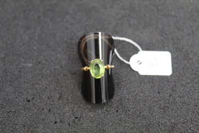 un gros plan d'une bague sertie d'un péridot