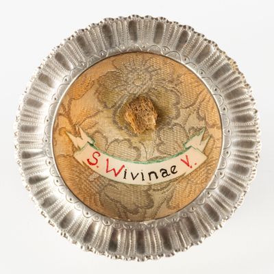 une assiette en argent sur laquelle est inscrit « swimin' n »