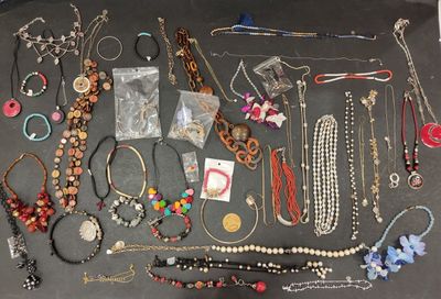 de nombreux colliers et bracelets disposés sur une table