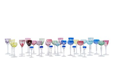 de nombreux verres à vin de différentes couleurs alignés en rangée
