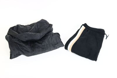 un pantalon noir et une veste noire sur fond blanc