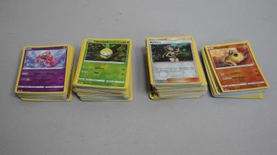 Plusieurs cartes Pokémon sont empilées les unes sur les autres