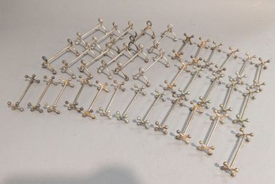 de nombreux petits objets métalliques sur une surface blanche