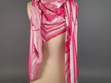une écharpe rayée rose et blanche sur un mannequin
