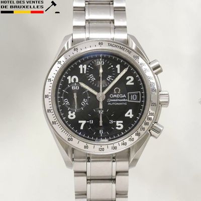 une image d'une montre en gros plan sur fond blanc