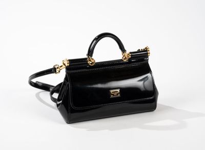 un sac à main noir sur fond blanc