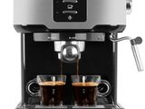 gros plan d'une machine à café avec deux tasses de café