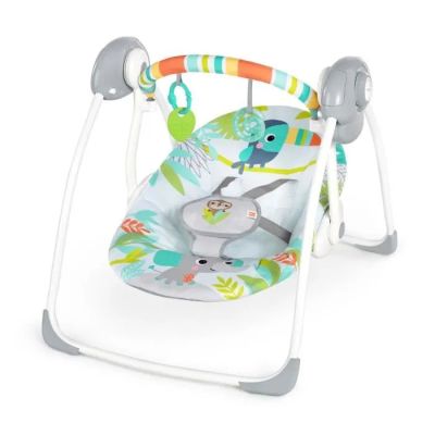 un gros plan sur une balançoire pour bébé sur fond blanc