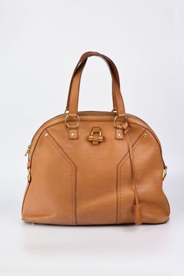 une image d'un sac à main en cuir marron sur fond blanc