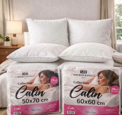 deux oreillers posés l'un à côté de l'autre sur un lit dans une chambre à coucher