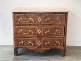 une commode en bois avec un plateau en marbre