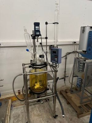 une image représentant un laboratoire rempli de matériel
