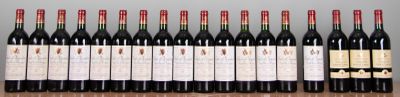plusieurs bouteilles de vin alignées sur une étagère