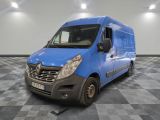 la photo d'une camionnette bleue garée sur un sol en damier