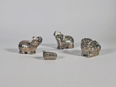 Lot de quatre petites boites zoomorphes, deux en argent (800…