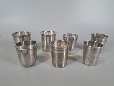 six coupes en argent sont alignées sur une table