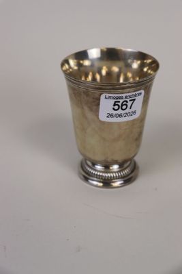 l'image d'une coupe en argent posée sur une table