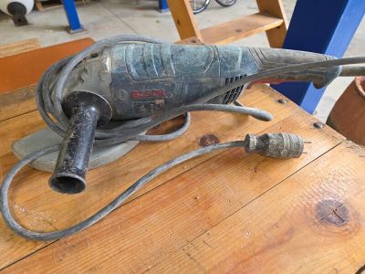 a sander that is sitting on a wooden table