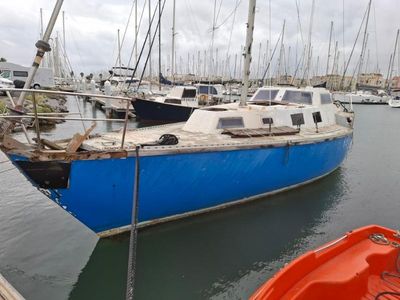 un bateau amarré à côté d'un autre bateau