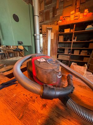 un aspirateur posé sur une table dans une pièce