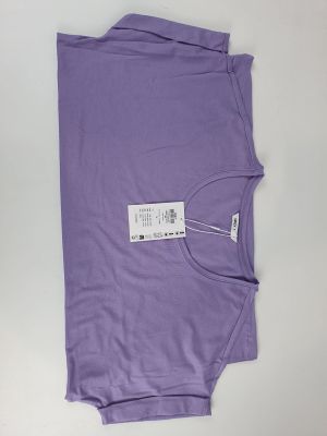 un gros plan sur une chemise violette avec une étiquette