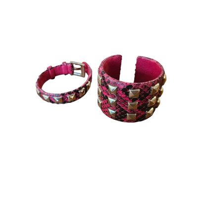deux bracelets ornés de motifs roses et marron sur fond blanc