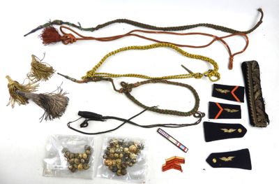Lot composé d'aiguillettes, pompons de dragonnes, boutons et…