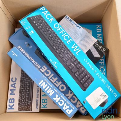 un carton contenant un clavier et plusieurs cartons renfermant d'autres articles