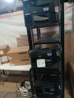 un rack sur lequel sont installées de nombreux types d'imprimantes différents