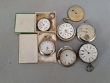 de nombreux modèles différents de montres de poche rangés dans une boîte