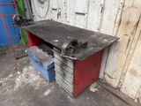 an image of a workbench in a garage