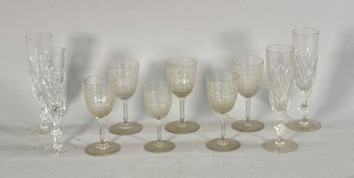 six flûtes à champagne et six verres sont alignés sur une surface blanche