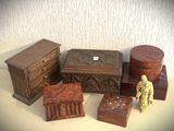 de nombreuses boîtes en bois posées les unes à côté des autres sur une table
