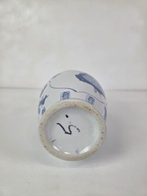 un vase bleu et blanc orné d'un oiseau