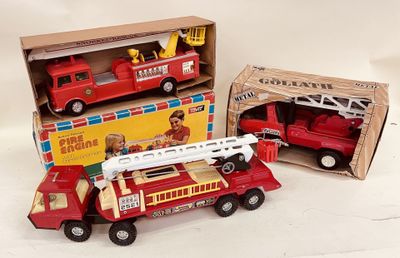 deux camions de pompiers miniatures et un camion de pompiers dans une boîte