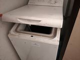 un lave-linge et un sèche-linge dans le coin d'une pièce