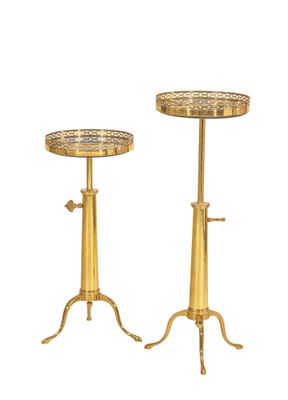 une paire de tables d'appoint en laiton et en verre
