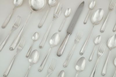 beaucoup de cuillères et de fourchettes sur la table