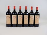 six bouteilles de vin rouge sont alignées