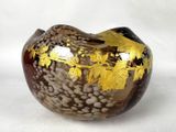 un vase en verre orné d'un décor à la feuille d'or
